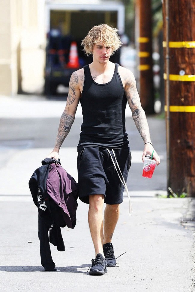 Sau bạn gái cũ Selena Gomez, Justin Bieber bất ngờ đi điều trị trầm cảm - Ảnh 2. Sau bạn gái cũ Selena Gomez, Justin Bieber bất ngờ đi điều trị trầm cảm - Ảnh 2.