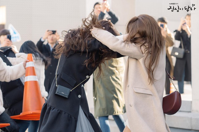 Chạm đến trái tim: Yoo In Na túm tóc, đánh nhau với đồng nghiệp ngay trên đường phố - Ảnh 4.
