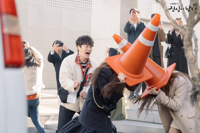 Chạm đến trái tim: Yoo In Na túm tóc, đánh nhau với đồng nghiệp ngay trên đường phố - Ảnh 5.