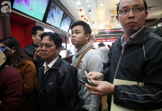 Hà Nội: Sợ chen chúc, người dân ùn ùn kéo đi mua vàng trước ngày Thần tài - Ảnh 5. Hà Nội: Sợ chen chúc, người dân ùn ùn kéo đi mua vàng trước ngày Thần tài - Ảnh 5.