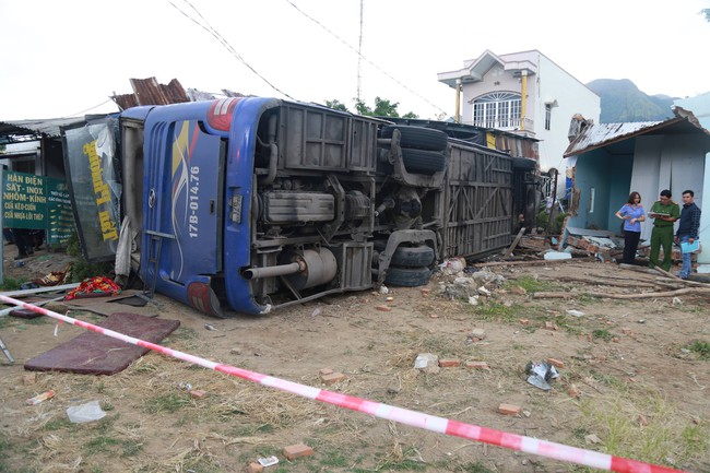 Nha Trang: Kinh hoàng xe khách lao vào 2 nhà dân, 26 người bị thương, có người gần đứt lìa chân - Ảnh 1.