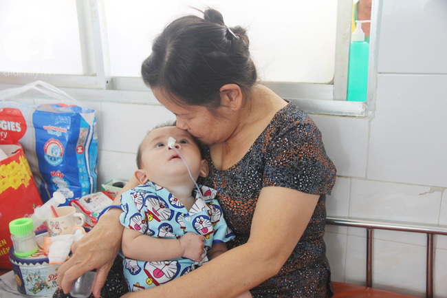 Ánh mắt cầu cứu của bé trai 7 tháng tuổi bị mẹ bỏ rơi trước cổng chùa vì mắc bệnh bại não - Ảnh 12.