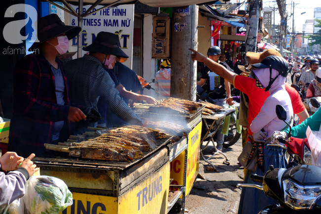 Kiếm tiền khủng ngày vía thần Tài: 5 tiếng bán 2.000 con cá lóc nướng, khách cách xa 30 cây số cũng tìm đến mua - Ảnh 11.