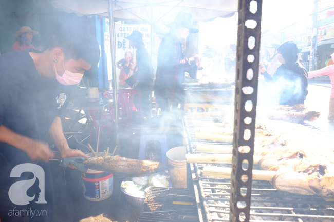 Kiếm tiền khủng ngày vía thần Tài: 5 tiếng bán 2.000 con cá lóc nướng, khách cách xa 30 cây số cũng tìm đến mua - Ảnh 9.
