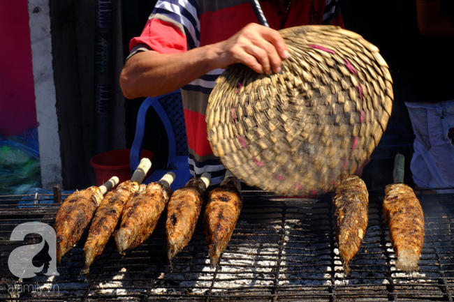 Kiếm tiền khủng ngày vía thần Tài: 5 tiếng bán 2.000 con cá lóc nướng, khách cách xa 30 cây số cũng tìm đến mua - Ảnh 10.