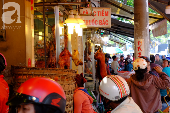 Phố heo quay Sài Gòn hút hàng ngàn người đến mua ngày Thần tài, dân quân, công an mệt nhoài bảo vệ trật tự - Ảnh 1.