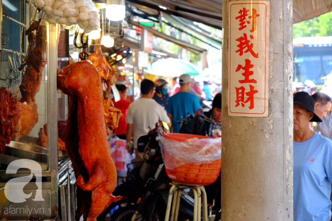 Phố heo quay Sài Gòn hút hàng ngàn người đến mua ngày Thần tài, dân quân, công an mệt nhoài bảo vệ trật tự - Ảnh 11.