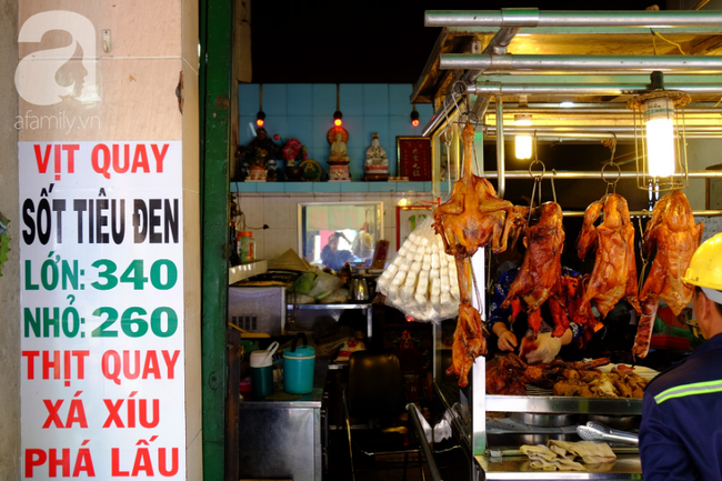 Phố heo quay Sài Gòn hút hàng ngàn người đến mua ngày Thần tài, dân quân, công an mệt nhoài bảo vệ trật tự - Ảnh 3.