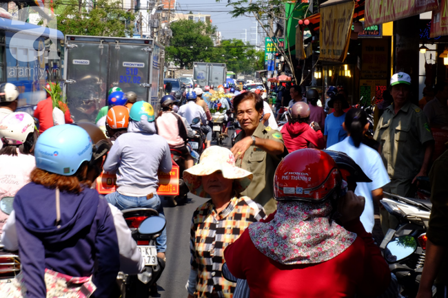 Phố heo quay Sài Gòn hút hàng ngàn người đến mua ngày Thần tài, dân quân, công an mệt nhoài bảo vệ trật tự - Ảnh 12.