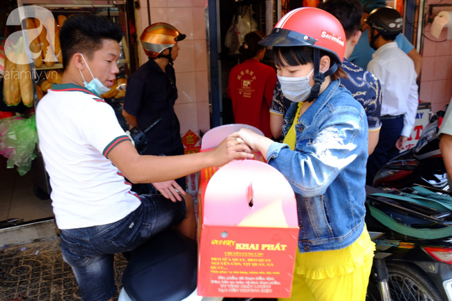 Phố heo quay Sài Gòn hút hàng ngàn người đến mua ngày Thần tài, dân quân, công an mệt nhoài bảo vệ trật tự - Ảnh 14.