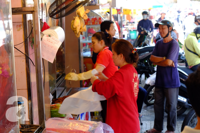 Phố heo quay Sài Gòn hút hàng ngàn người đến mua ngày Thần tài, dân quân, công an mệt nhoài bảo vệ trật tự - Ảnh 2.