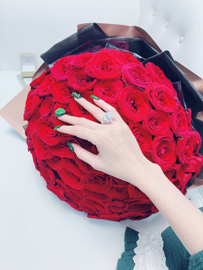 Hoa hậu Phan Thị Mơ được bạn trai đại gia tặng nhẫn kim cương 5,4 tỷ làm quà Valentine  - Ảnh 2.