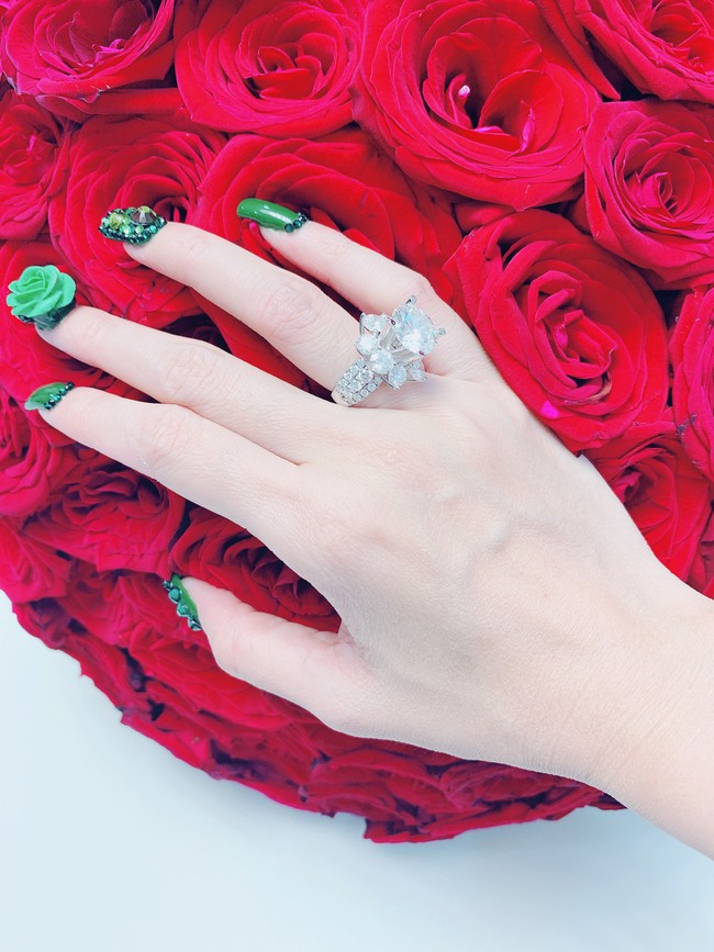 Hoa hậu Phan Thị Mơ được bạn trai đại gia tặng nhẫn kim cương 5,4 tỷ làm quà Valentine  - Ảnh 3.