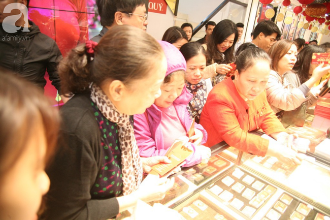 Xếp hàng từ 5h sáng chờ mở cửa tranh nhau mua vàng ngày Vía Thần tài ở Hà Nội - Ảnh 16.