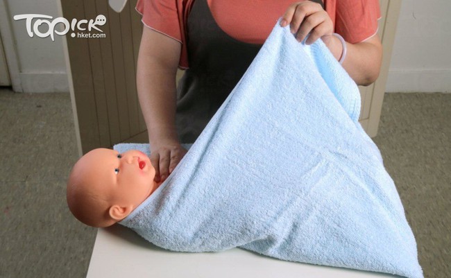 Lưu ý các mẹ không thể bỏ qua khi giúp con ợ hơi và cách quấn khăn chuẩn xịn dành cho các mẹ mới sinh - Ảnh 3.