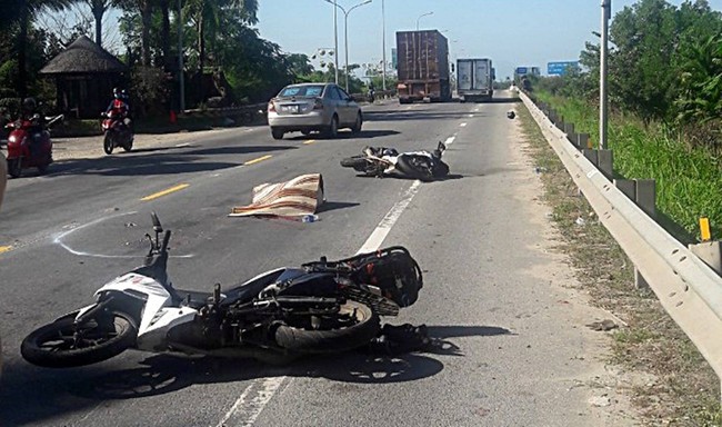 Quảng Nam: Nữ du khách nước ngoài tử vong thương tâm sau va chạm với xe đầu kéo - Ảnh 1.