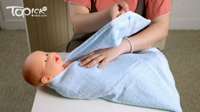 Lưu ý các mẹ không thể bỏ qua khi giúp con ợ hơi và cách quấn khăn chuẩn xịn dành cho các mẹ mới sinh - Ảnh 4.