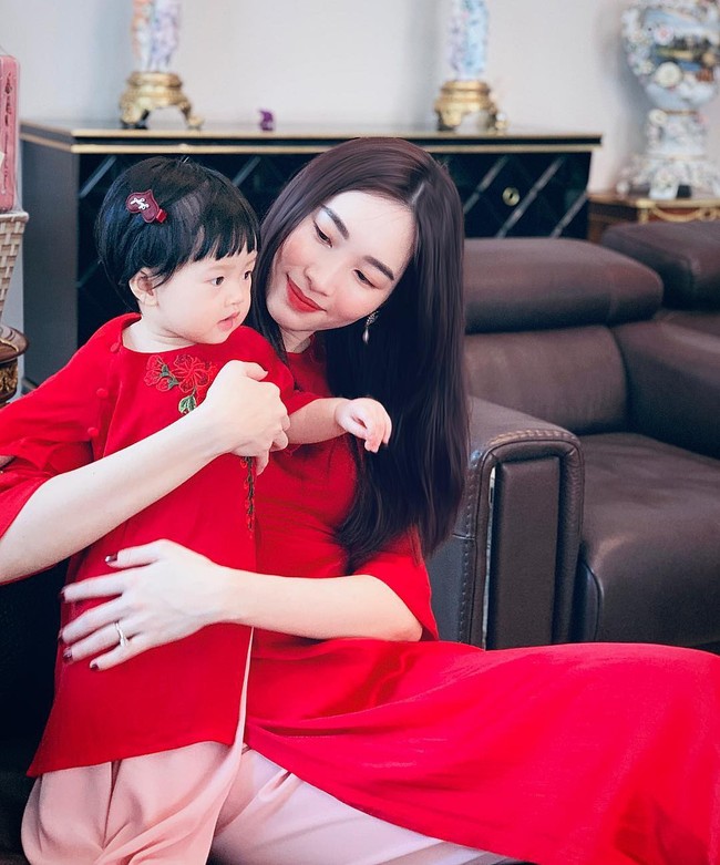 Chưa tròn 1 tuổi mà ba tiểu công chúa nhà sao Việt đã được dự đoán xinh đẹp, sành điệu hơn cả mẹ  - Ảnh 5.