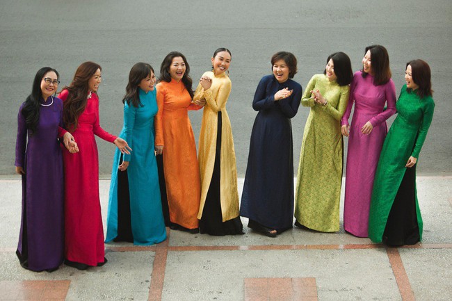 Đoan Trang cùng hội chị em bạn gái diện áo dài đại náo đường phố Sài Gòn - Ảnh 3.