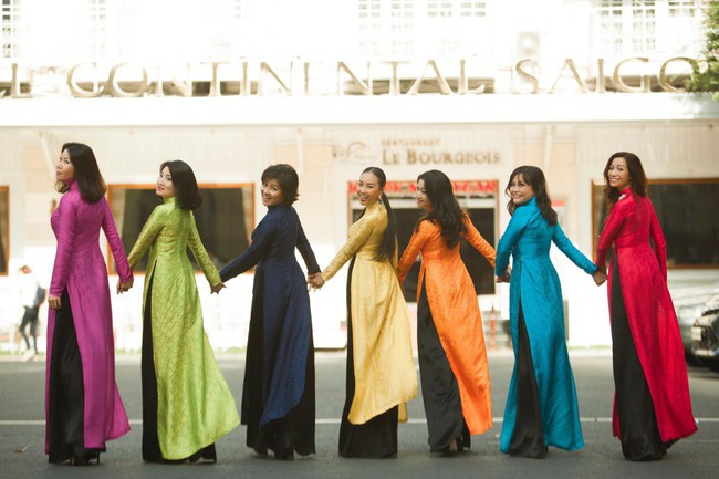 Đoan Trang cùng hội chị em bạn gái diện áo dài đại náo đường phố Sài Gòn - Ảnh 4.