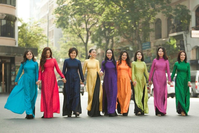 Đoan Trang cùng hội chị em bạn gái diện áo dài đại náo đường phố Sài Gòn - Ảnh 7.