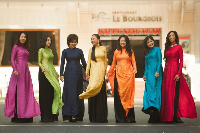 Đoan Trang cùng hội chị em bạn gái diện áo dài đại náo đường phố Sài Gòn - Ảnh 8.