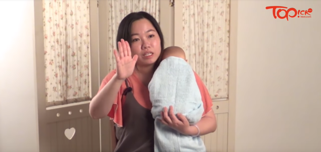 Lưu ý các mẹ không thể bỏ qua khi giúp con ợ hơi và cách quấn khăn chuẩn xịn dành cho các mẹ mới sinh - Ảnh 2.