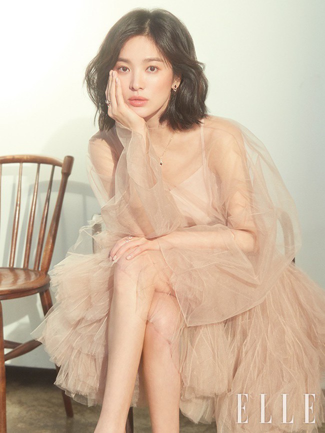 Khi Kbiz ầm ĩ vì tin đồn ly hôn, Song Hye Kyo chỉ thả nhẹ bộ ảnh tạp chí lộng lẫy và tâm sự về điều quan trọng này - Ảnh 2.