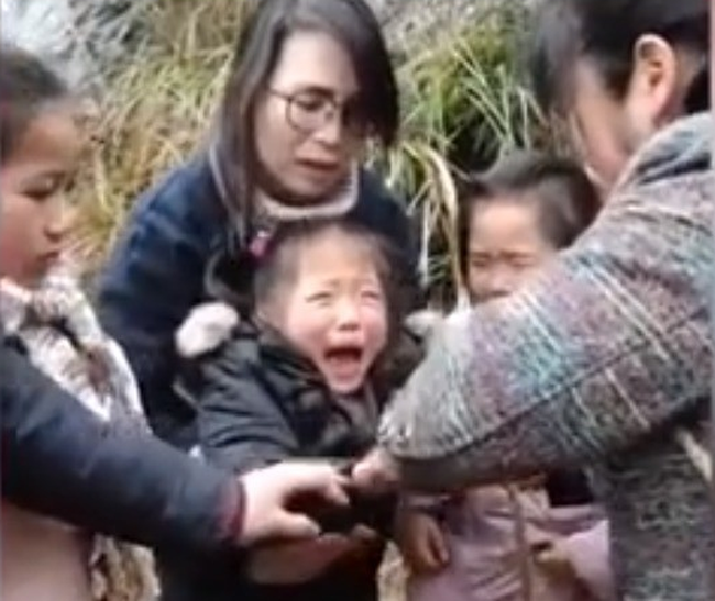 3 đứa con gào khóc nài nỉ mẹ đừng đi, họ hàng ông bà can ngăn, hỏi ra mới thấy thương cho hoàn cảnh gia đình - Ảnh 2. 3 đứa con gào khóc nài nỉ mẹ đừng đi, họ hàng ông bà can ngăn, hỏi ra mới thấy thương cho hoàn cảnh gia đình - Ảnh 2.