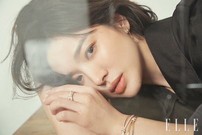 Khi Kbiz ầm ĩ vì tin đồn ly hôn, Song Hye Kyo chỉ thả nhẹ bộ ảnh tạp chí lộng lẫy và tâm sự về điều quan trọng này - Ảnh 3.