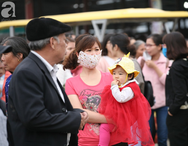 Hàng chục vạn người chen nhau lên ngôi chùa lớn nhất thế giới ở Hà Nam - Ảnh 4.