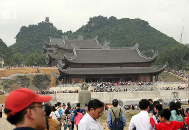 Hàng chục vạn người chen nhau lên ngôi chùa lớn nhất thế giới ở Hà Nam - Ảnh 12.