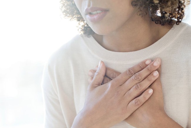 Dấu hiệu cảnh báo đau tim ở phụ nữ cực ít người biết - Ảnh 4.