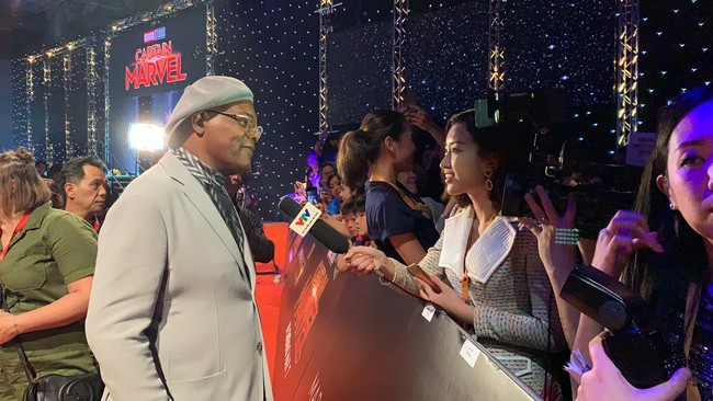 Giữa sự kiện ồn ào, Hoa hậu Đỗ Mỹ Linh vẫn tự tin phỏng vấn chớp nhoáng Samuel L. Jackson khiến fan Việt nức lòng - Ảnh 3.