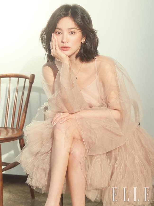 Một chiếc váy 2 số phận: Song Hye Kyo sang chảnh như bà hoàng, Angela Baby lại bị ví như “cá vàng bơi tung tăng” - Ảnh 1.