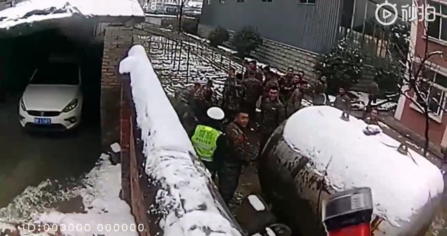 Trung Quốc: Tài xế say xỉn vứt xe, bật tường bỏ chạy ai ngờ nhảy vào đúng đồn công an - Ảnh 2.