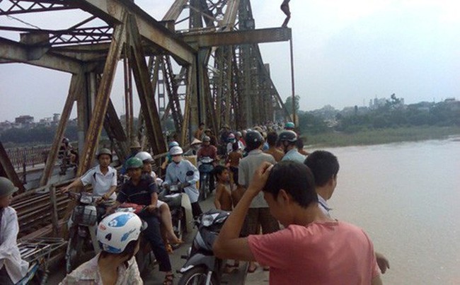 Thực hư thông tin đứng hóng mát cầu Long Biên, mẹ bế đứa lớn, đứa bé rơi xuống sông - Ảnh 1.