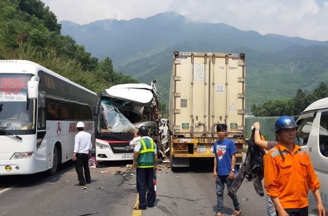 Đà Nẵng: Kinh hoàng xe khách chở đoàn du lịch Hàn Quốc bị container tông trực diện, người bị thương nằm la liệt - Ảnh 1.