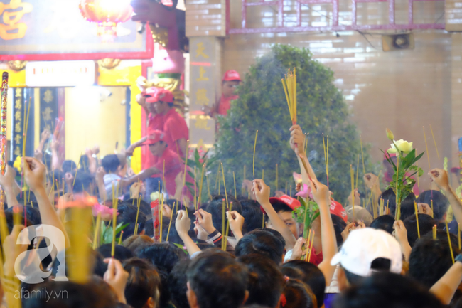 Hàng ngàn người cầm nhang viếng chùa Bà Bình Dương nửa đêm, mang theo cả con nít khiến trẻ nhỏ hít khói mệt nhoài - Ảnh 10.