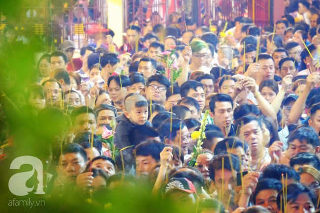 Hàng ngàn người cầm nhang viếng chùa Bà Bình Dương nửa đêm, mang theo cả con nít khiến trẻ nhỏ hít khói mệt nhoài - Ảnh 7.