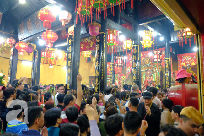 Hàng ngàn người cầm nhang viếng chùa Bà Bình Dương nửa đêm, mang theo cả con nít khiến trẻ nhỏ hít khói mệt nhoài - Ảnh 8.