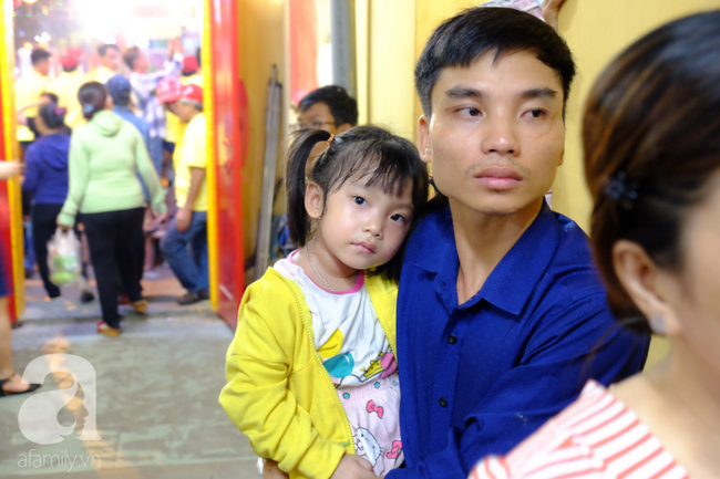 Hàng ngàn người cầm nhang viếng chùa Bà Bình Dương nửa đêm, mang theo cả con nít khiến trẻ nhỏ hít khói mệt nhoài - Ảnh 12.