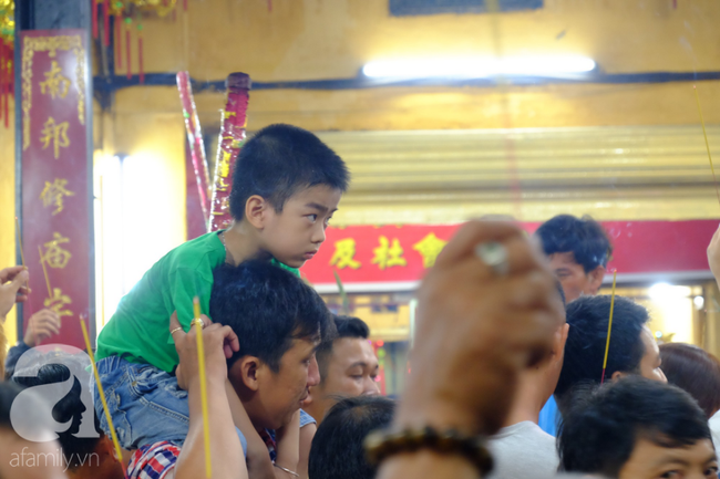 Hàng ngàn người cầm nhang viếng chùa Bà Bình Dương nửa đêm, mang theo cả con nít khiến trẻ nhỏ hít khói mệt nhoài - Ảnh 11.