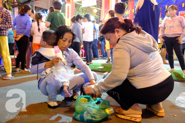 Hàng ngàn người cầm nhang viếng chùa Bà Bình Dương nửa đêm, mang theo cả con nít khiến trẻ nhỏ hít khói mệt nhoài - Ảnh 14.