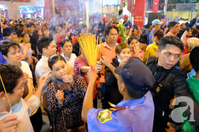 Hàng ngàn người cầm nhang viếng chùa Bà Bình Dương nửa đêm, mang theo cả con nít khiến trẻ nhỏ hít khói mệt nhoài - Ảnh 3.