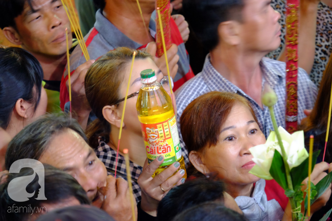 Hàng ngàn người cầm nhang viếng chùa Bà Bình Dương nửa đêm, mang theo cả con nít khiến trẻ nhỏ hít khói mệt nhoài - Ảnh 6.