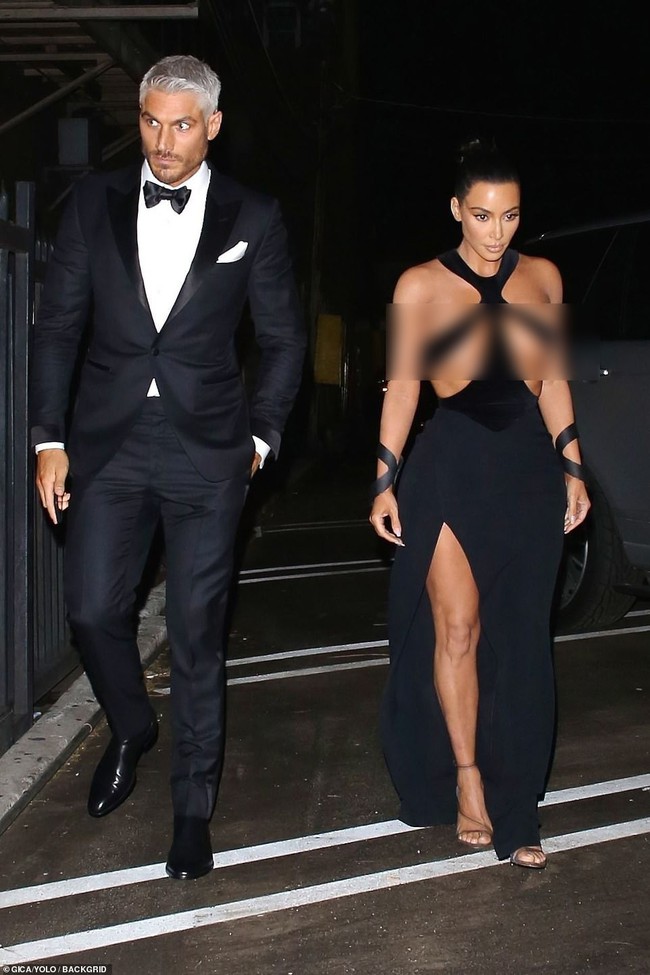 Hết hồn với bộ đầm của Kim Kardashian: Chẳng muốn nói đâu nhưng mặc thế này thì khác gì là không mặc! - Ảnh 3.