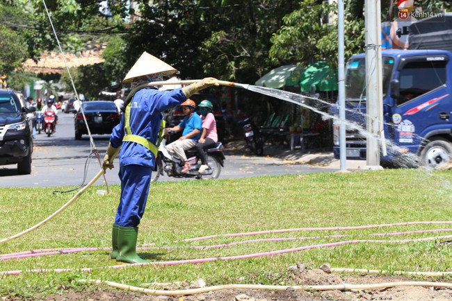 Nắng nóng liên tục nhiều ngày ở Sài Gòn, người dân tìm cách bảo vệ da khỏi tia UV gần chạm ngưỡng khi ra đường - Ảnh 13.