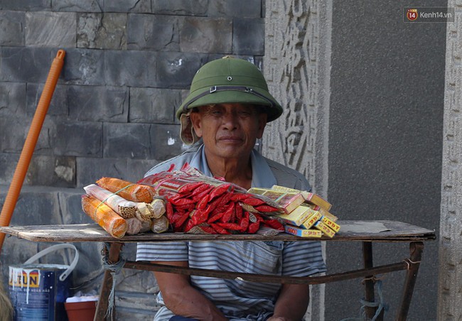 Nắng nóng liên tục nhiều ngày ở Sài Gòn, người dân tìm cách bảo vệ da khỏi tia UV gần chạm ngưỡng khi ra đường - Ảnh 14.