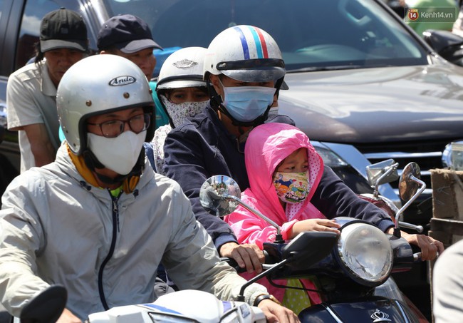 Nắng nóng liên tục nhiều ngày ở Sài Gòn, người dân tìm cách bảo vệ da khỏi tia UV gần chạm ngưỡng khi ra đường - Ảnh 9.